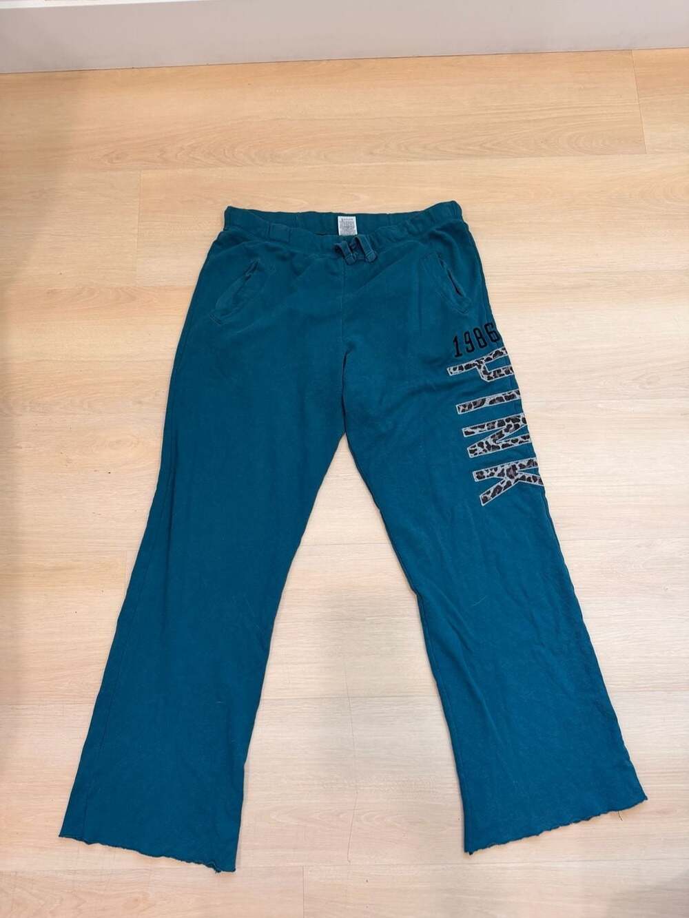 PINK Victoria's Secret Sweatpants Size M Teal 1986 Leopard Logo Flare